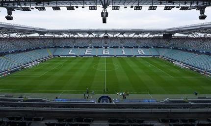 Поліція патрулює за кілька кварталів до стадіону. Відео прибуття збірної на стадіон у Варшаві