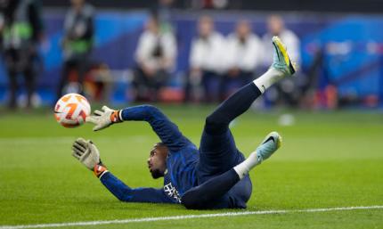 Сборная Франции из-за травмы потеряла голкипера Милана и защитника Барсы