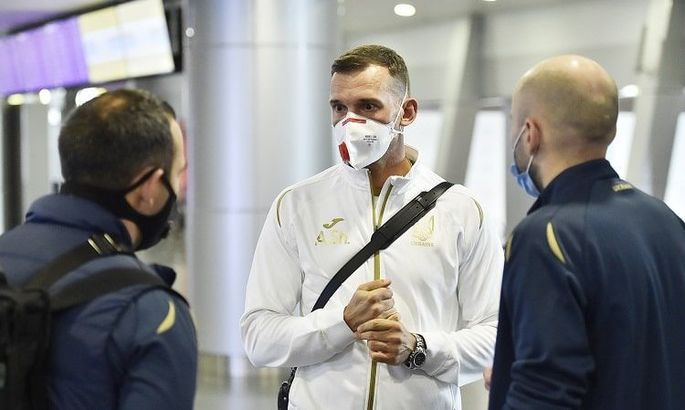 Сборная Украины в составе из 10 игроков вылетела из Киева в Париж