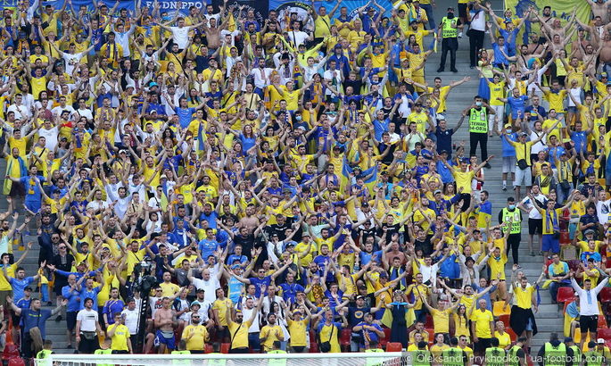 Украинских болельщиков с флагом 