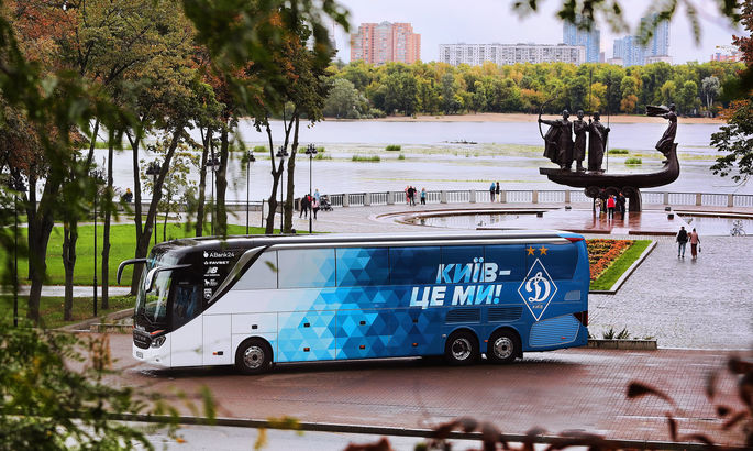 Динамо устроило атмосферную киевскую фотосессию для клубного автобуса