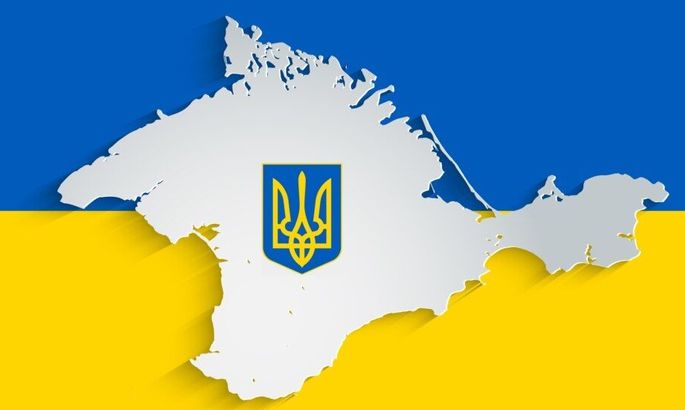 Крым - это Украина! Партизаны покрасили здание администрации Евпатории в цвета украинского флага