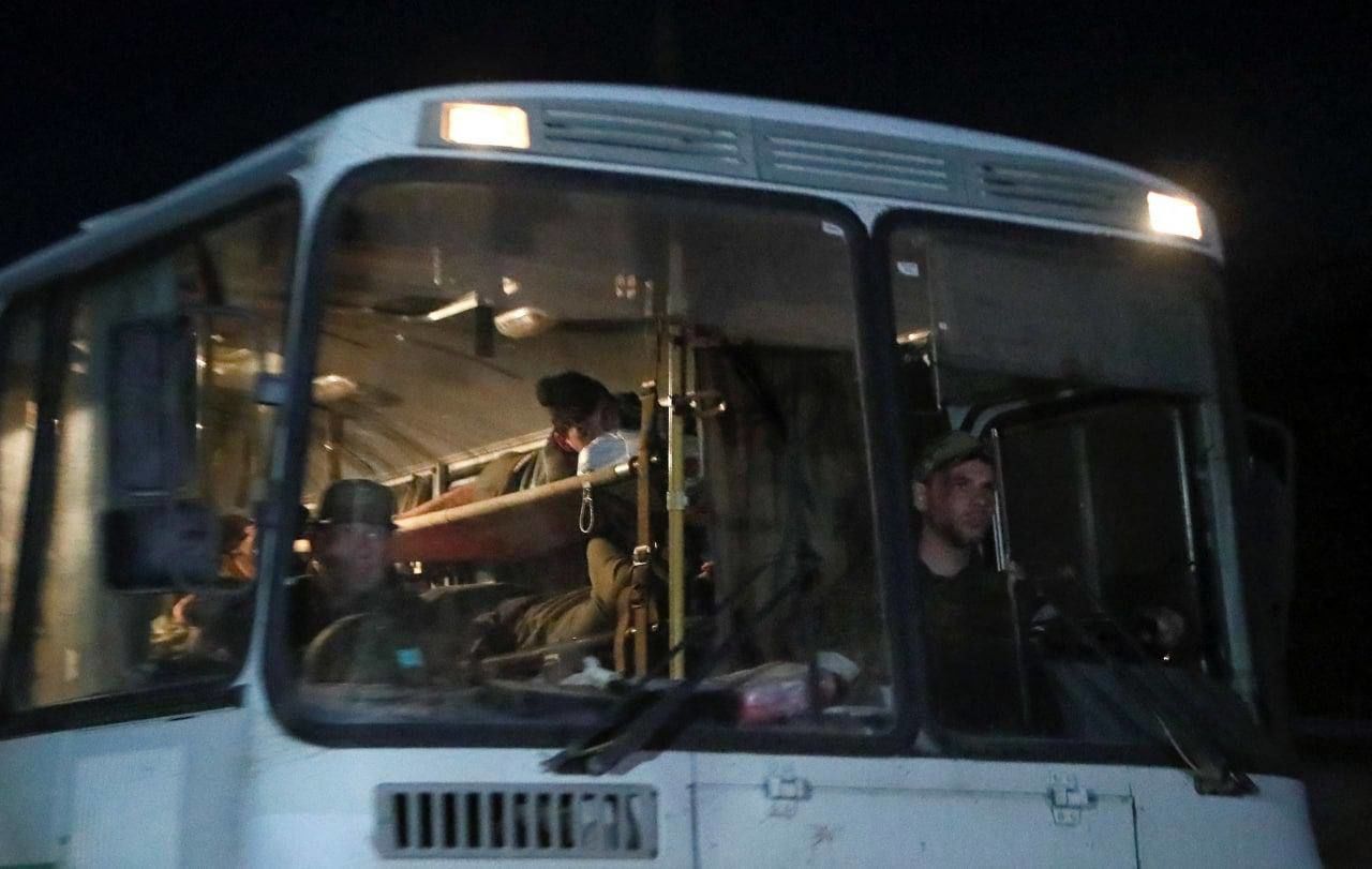 Из Азовстали в оккупированный Новоазовск выехали автобусы с украинскими бойцами - ФОТО - изображение 3