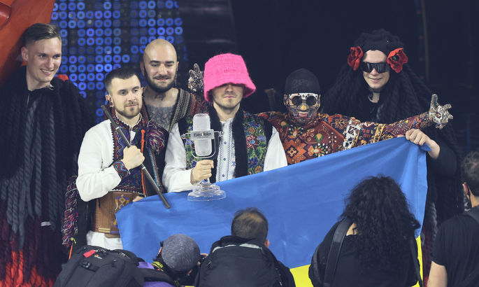Kalush Orchestra передали приз за победу на Евровидении и розовую панаму на благотворительность