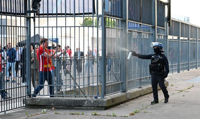 Хаос у стадиона в Париже: фанаты прорываются на территорию без билетов, их поливают слезоточивым газом