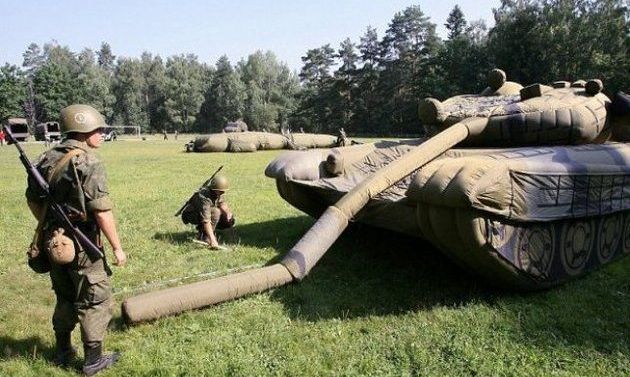 На границе с Украиной заметили деревянные белорусские танки, - Минобороны