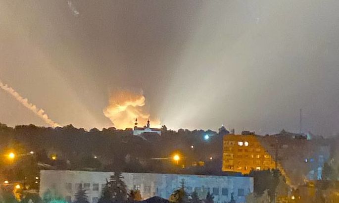 Полыхает. На оккупированном Донбассе раздались взрывы на большом складе боеприпасов россиян