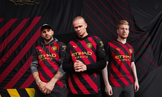 Манчестер Сити представил новую красно-черную выездную форму