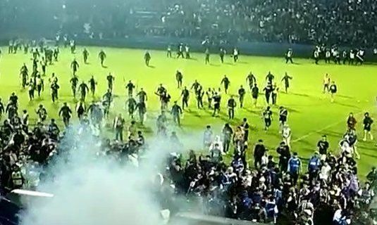 129 людей погибло во время футбольного матча в Индонезии