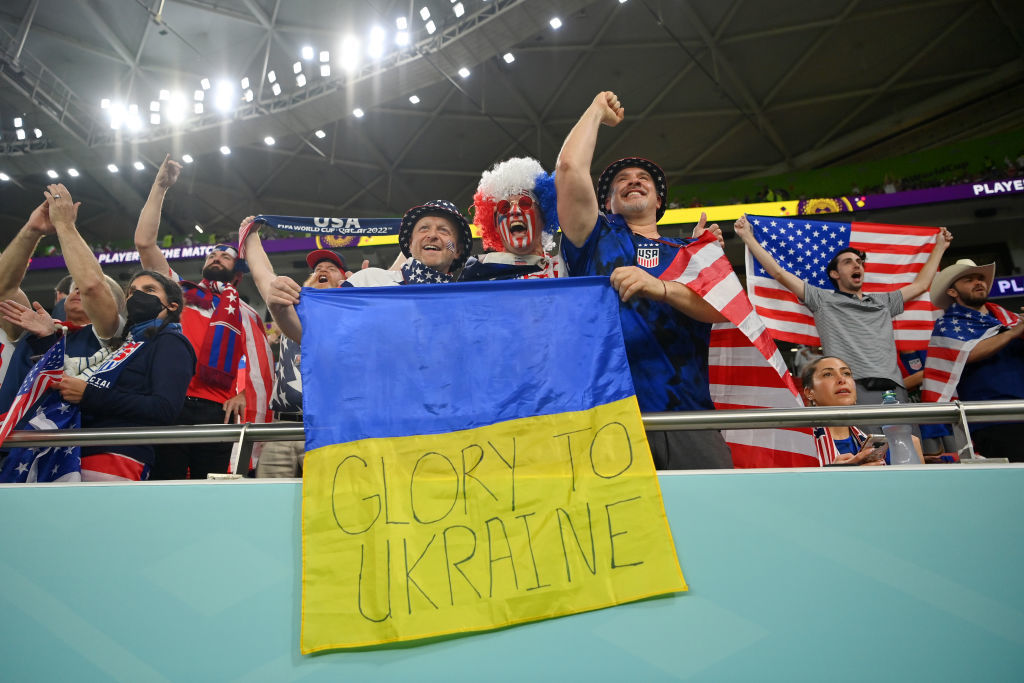 "Glory to Ukraine". Вболівальники США вивісили український прапор на матчі з Іраном - ФОТО - изображение 1