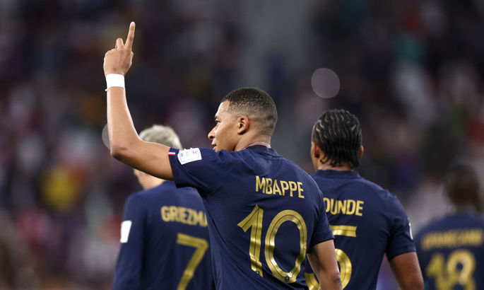 Мбаппе забивает второй гол Франции в матче с Польшей: у него восемь голов на ЧМ. ВИДЕО