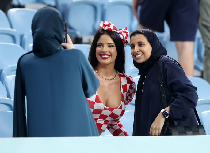 Підкорила Катар. Усі образи та перформанси найепатажнішої красуні чемпіонату світу. ФОТО - изображение 7