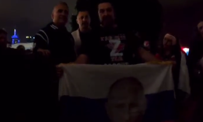 Отец Новака Джоковича на фоне флага РФ и Z передал поздравление путинскому байкеру Хирургу