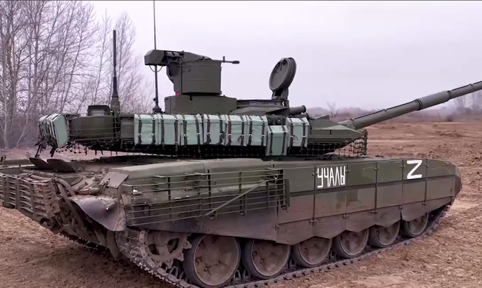 Украинские бойцы с дрона уничтожили российский танк Т-90М Прорыв. ВИДЕО