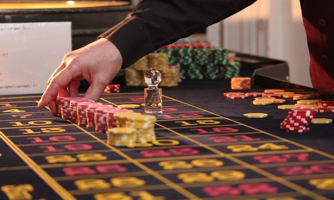 Крупье в онлайн-казино: особенности игры с настоящим дилером