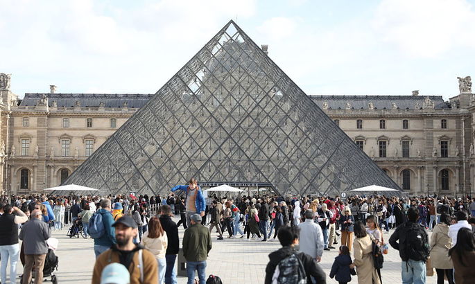 Спокойно ждали своей очереди. Четверых подозреваемых в ограблении Лувра задержали перед матчем чемпионата Франции - Общие новости Спокойно ждали своей очереди. Четверых подозреваемых в ограблении Лувра задержали перед матчем чемпионата Франции