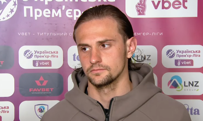 Гравець Олександрії під час інтерв'ю