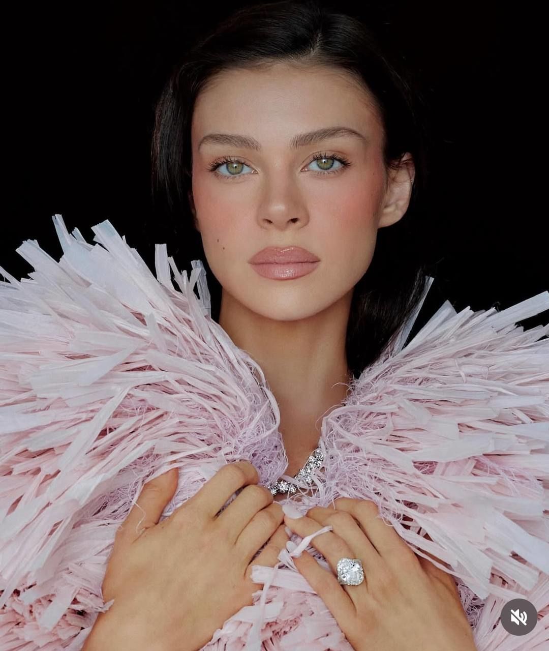 Дружина старшого сина Бекхемів зачарувала сміливими образами у ювілейному випуску журналу Elle - изображение 2