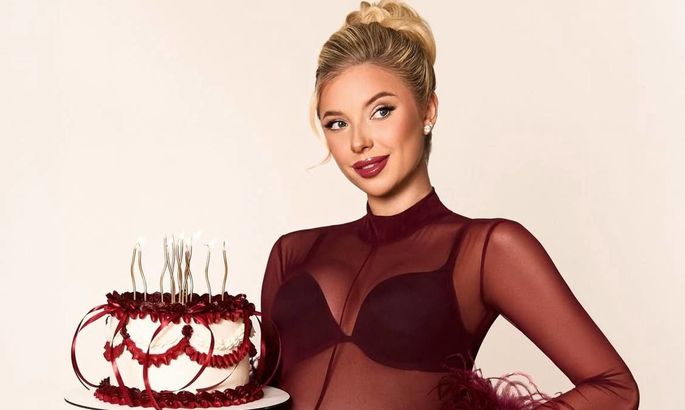 Какая красота! Жена защитника Шахтёра поделилась яркими фото по случаю своего 25-летия