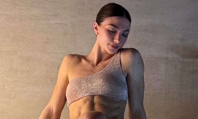 Готовится к лету. Сексуальная журналистка УПЛ ТВ похвасталась идеальными ФОТО в купальнике